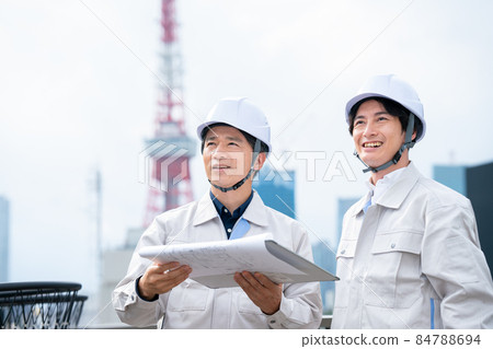 商人在工地看圖紙 圖片合作:WEEK Shibadaimon(Sun Frontier Fudousan) 商人在工地看圖紙 圖片合作:WEEK Shibadaimon(Sun Frontier Fudousan) 84788694