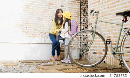 Mother seeing off her daughter 84788785