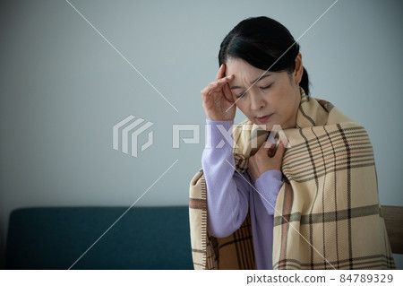 A middle-aged woman in poor health 84789329