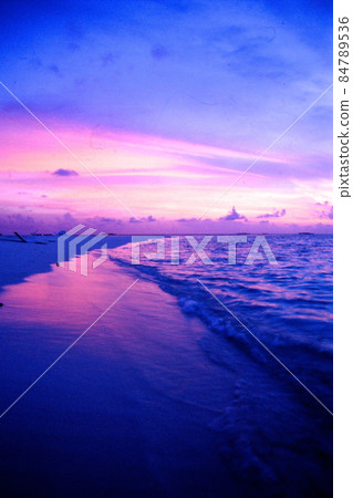 Maldives Ranveli sandbar dyed in the setting sun Maldives Ranveli sandbar dyed in the setting sun 84789536
