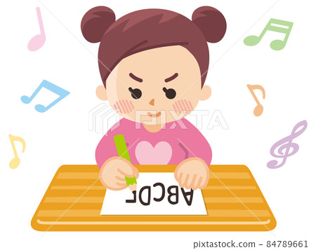 在紙字母表上寫英文字母的女孩 84789661