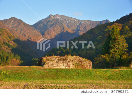 越後駒岳:從水梨川沿岸的鄉間看深秋的越後駒岳 越後駒岳:從水梨川沿岸的鄉間看深秋的越後駒岳 84790271
