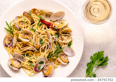 Seafood pasta with clams Spaghetti alle Vongole on a light background Seafood pasta with clams Spaghetti alle Vongole on a light background 84791702