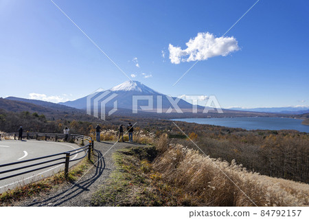 Panorama stand of Lake Yamanaka 84792157
