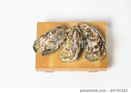 Freshly caught raw oysters sent directly from the production area, oysters made from high-quality winter ingredients Freshly caught raw oysters sent directly from the production area, oysters made from high-quality winter ingredients 84792162