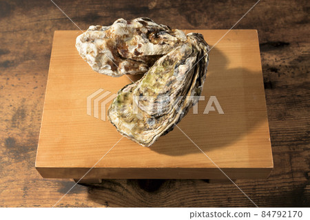 Freshly caught raw oysters sent directly from the production area, oysters made from high-quality winter ingredients Freshly caught raw oysters sent directly from the production area, oysters made from high-quality winter ingredients 84792170