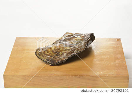 Freshly caught raw oysters sent directly from the production area, oysters made from high-quality winter ingredients 84792191