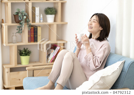 女人放鬆和喝一杯 84792312