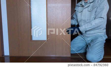 Workers repairing and inspecting doors (sliding doors) Workers repairing and inspecting doors (sliding doors) 84792360