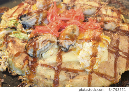 Okonomiyaki oysters on a hot plate 84792551