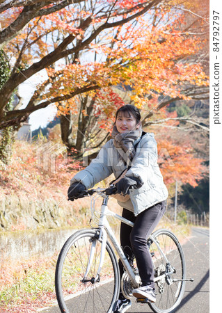 Portrait of a woman cycling 84792797