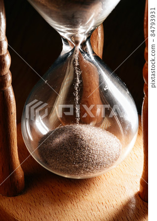 5分鐘的沙漏沙子流下的瞬間 5分鐘的沙漏沙子流下的瞬間 84793931