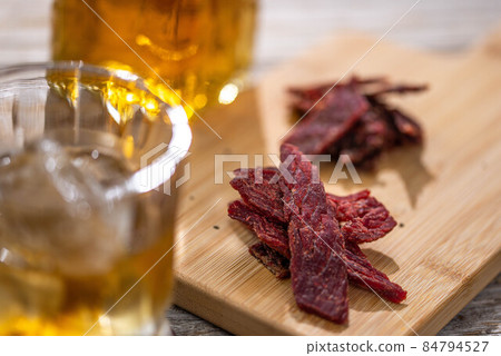 與威士忌搭配的零食 牛肉乾 與威士忌搭配的零食 牛肉乾 84794527