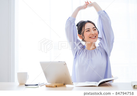 Women who stretch between work 84794758