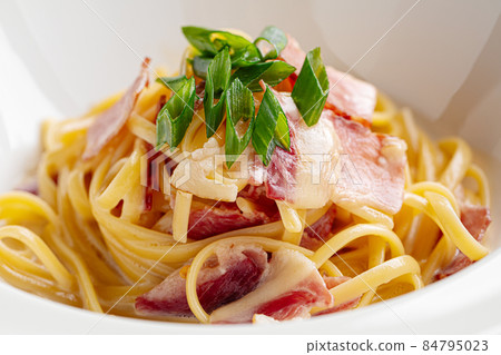 Cooked italian carbonara spaghetti pasta garnish Cooked italian carbonara spaghetti pasta garnish 84795023
