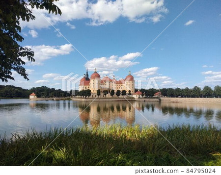 Moritzburg Castle floating on the water (distant view) Moritzburg Castle floating on the water (distant view) 84795024