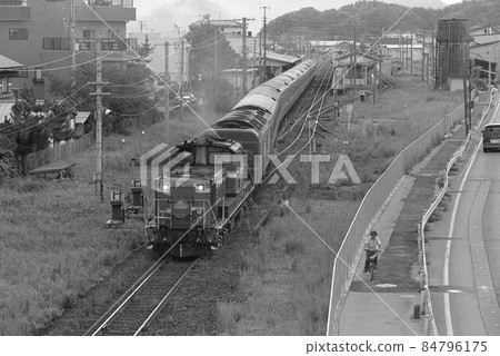 Limited express Izumo departing from Hamasaka Station on the San-In Line 84796175