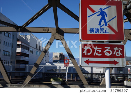 No crossing sign 84796297