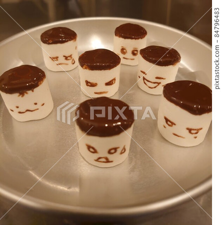 各種表情的巧克力棉花糖 各種表情的巧克力棉花糖 84796483
