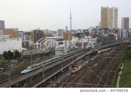 Tohoku Shinkansen E5 series going through Tokyo (single: 10-car train) Tohoku Shinkansen E5 series going through Tokyo (single: 10-car train) 84798039