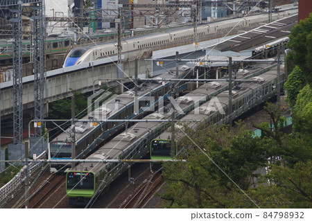 Morning rush Yamanote Line, Keihin Tohoku Line, Hokuriku Shinkansen near Nishi-Nippori 84798932