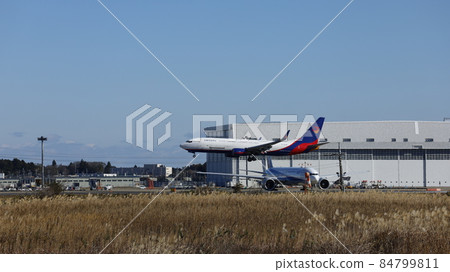 從千葉縣成田市的“Sanrizuka Sakura no Oka”看到的成田機場，準備起飛的飛機和即將降落的飛機重疊 84799811