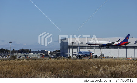 從千葉縣成田市的“Sanrizuka Sakura no Oka”看到的成田機場，準備起飛的飛機和即將降落的飛機重疊 84799812