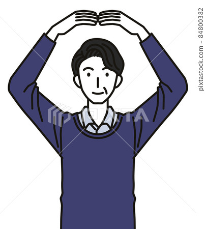 40 多歲和 50 多歲的男人用手做圓形手勢 84800382