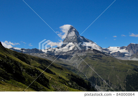 Independent peak Matterhorn that shines in the blue sky 84800864