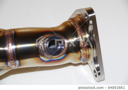 Hole for mounting the O2 sensor in the assembly part of the stainless steel equal length exhaust manifold of the V6 engine 84801661