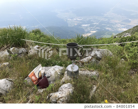 攀登工具：使用燃氣燃燒器在熱水器頂上享用午餐 84801854