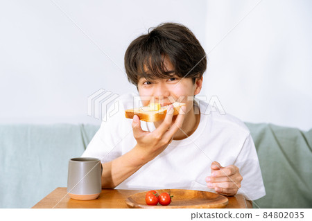 早餐吃麵包的男人 84802035