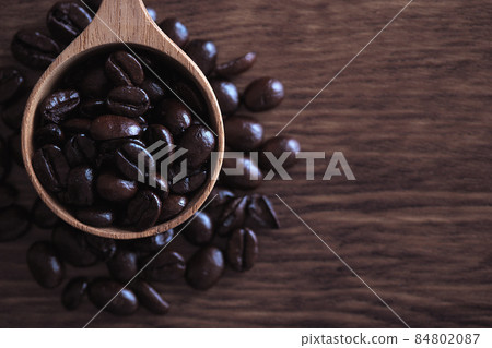 咖啡量勺中的咖啡豆 | 從上面 84802087