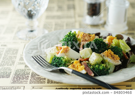 Broccoli and egg salad 84803468
