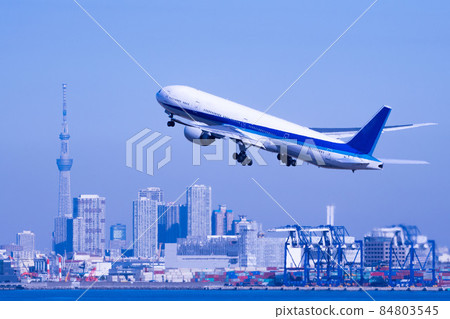 東京天空樹和飛機 84803545