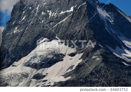 The independent peak Matterhorn that shines in the blue sky, the middle abdomen, you can see the Hernli mountain hut The independent peak Matterhorn that shines in the blue sky, the middle abdomen, you can see the Hernli mountain hut 84803752