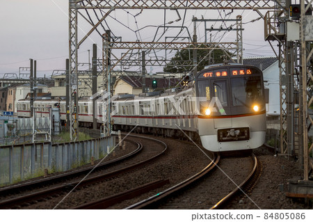 都營淺草線沿京成立石的曲線行駛 84805086