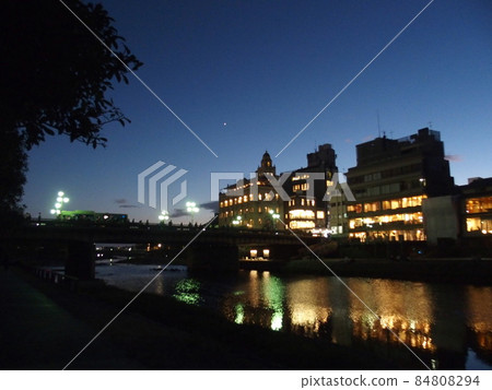 黃昏的鴨川市容 黃昏的鴨川市容 84808294