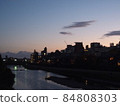 黃昏的鴨川市容 84808303