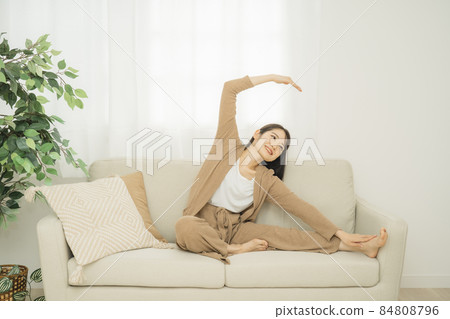 Female stretching on the sofa (arms / shoulders) 84808796