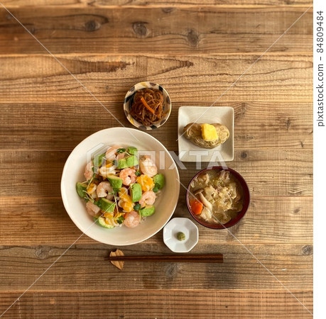 Chirashi sushi set meal 84809484