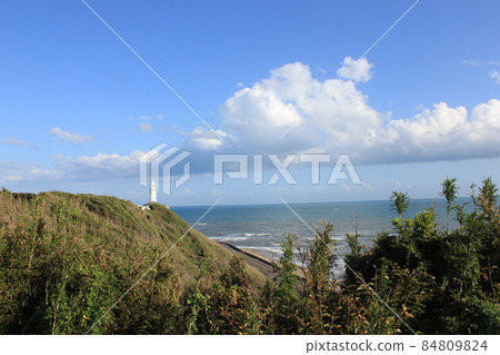 Omaezaki Lighthouse and the Pacific Ocean 84809824
