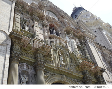 [Peru] Beautiful cathedral building seen from Plaza de Armas (Lima) 84809899