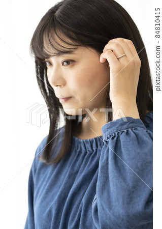 Hands of a woman holding a wedding finger (ring focus) 84810415