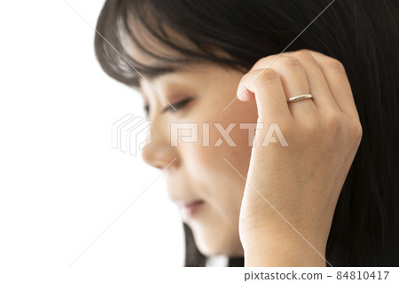 Hands of a woman holding a wedding finger (ring focus) 84810417