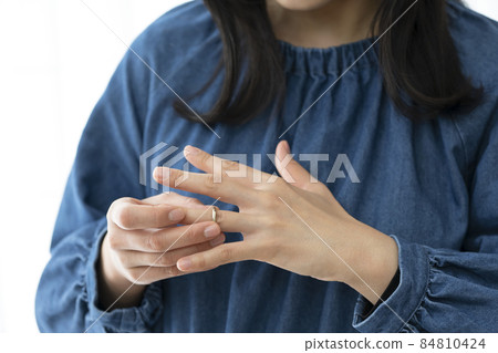 Ring on left ring deals finger woman