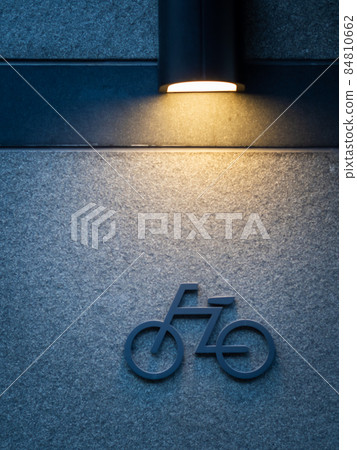 被點亮的自行車存放處的標誌 84810662