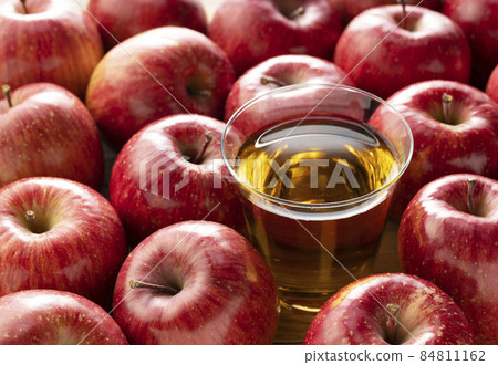 Apple juice 84811162