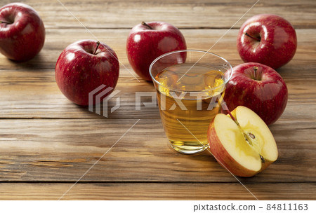Apple juice 84811163