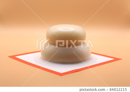 Simple kagami mochi Simple kagami mochi 84812215